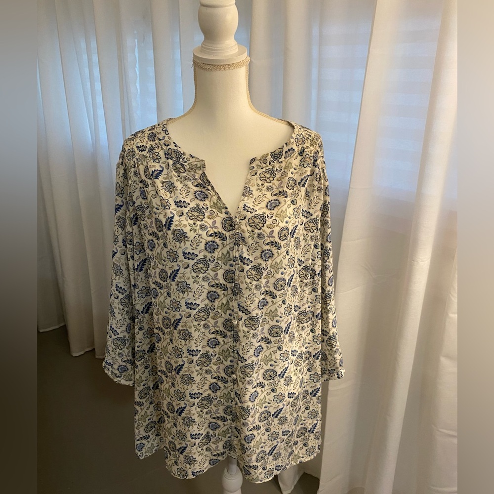 Rose & Olive Blouse Size 3X Floral Blue 3/4 Length Sleeves. Plus Size.